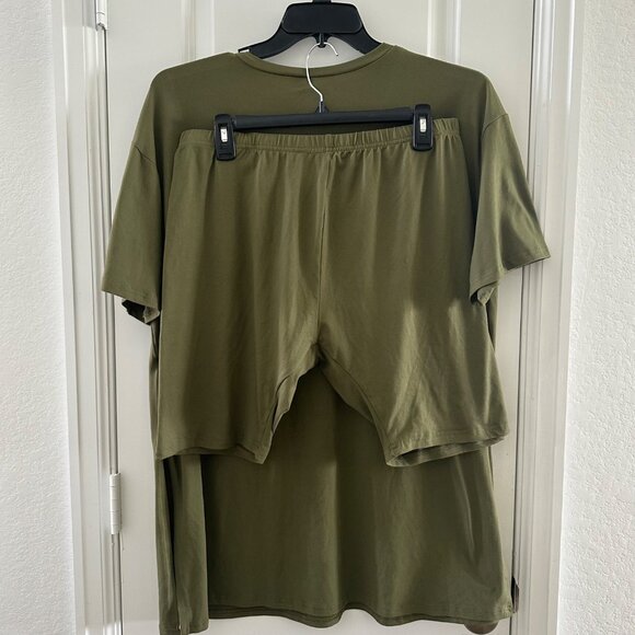 Olive Green V-Neck T-Shirt & Shorts Set XL 95% Polyester 5% Spandex Lightweight - Picture 2 of 6